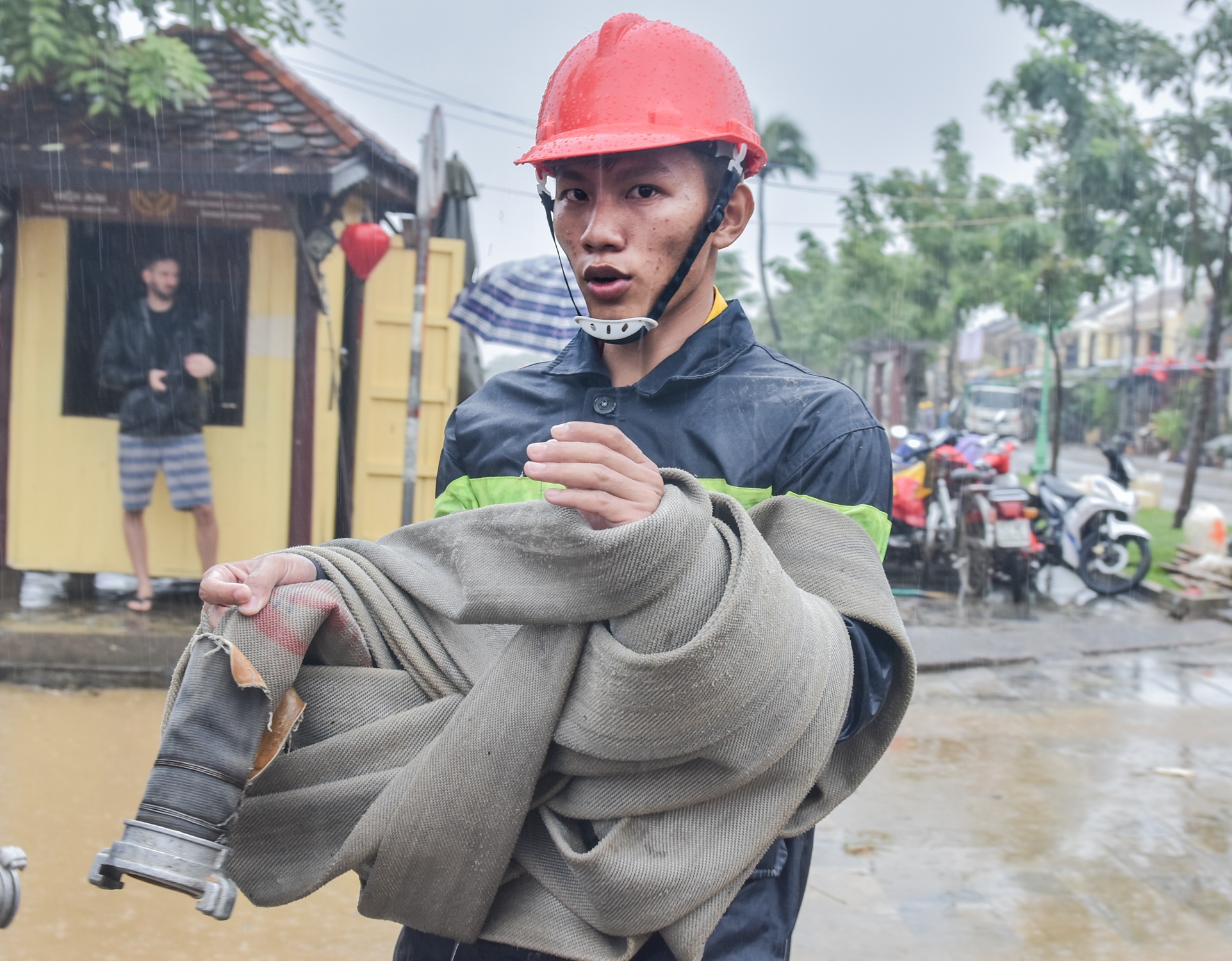 Canh sat chua chay don bun sau lu phuc vu APEC anh 3