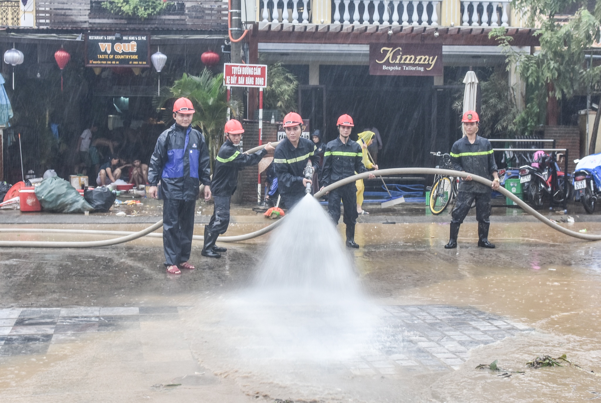 Canh sat chua chay don bun sau lu phuc vu APEC anh 4