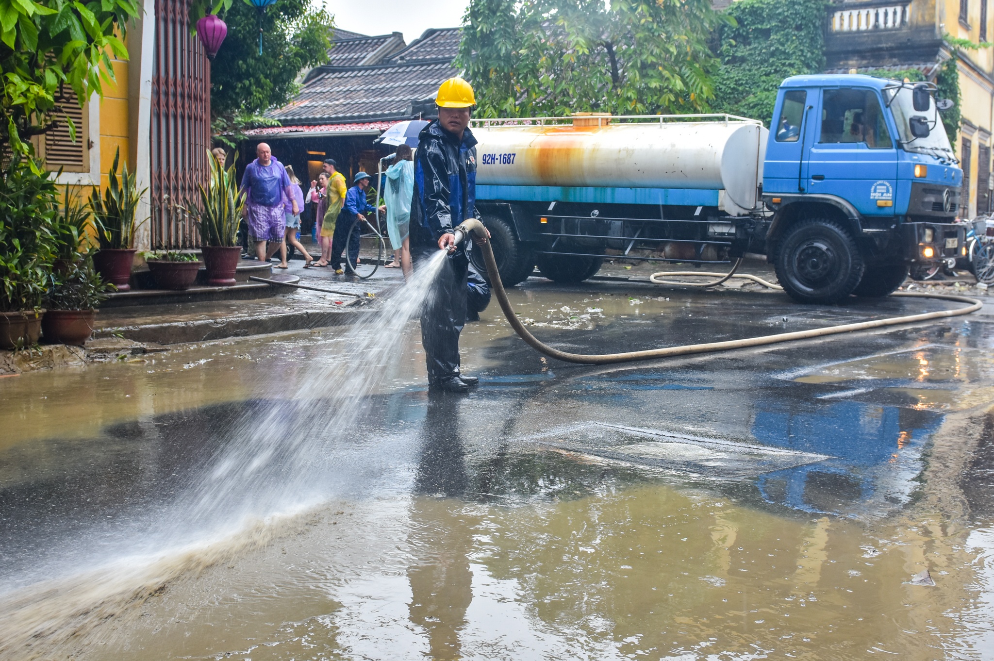 Canh sat chua chay don bun sau lu phuc vu APEC anh 10