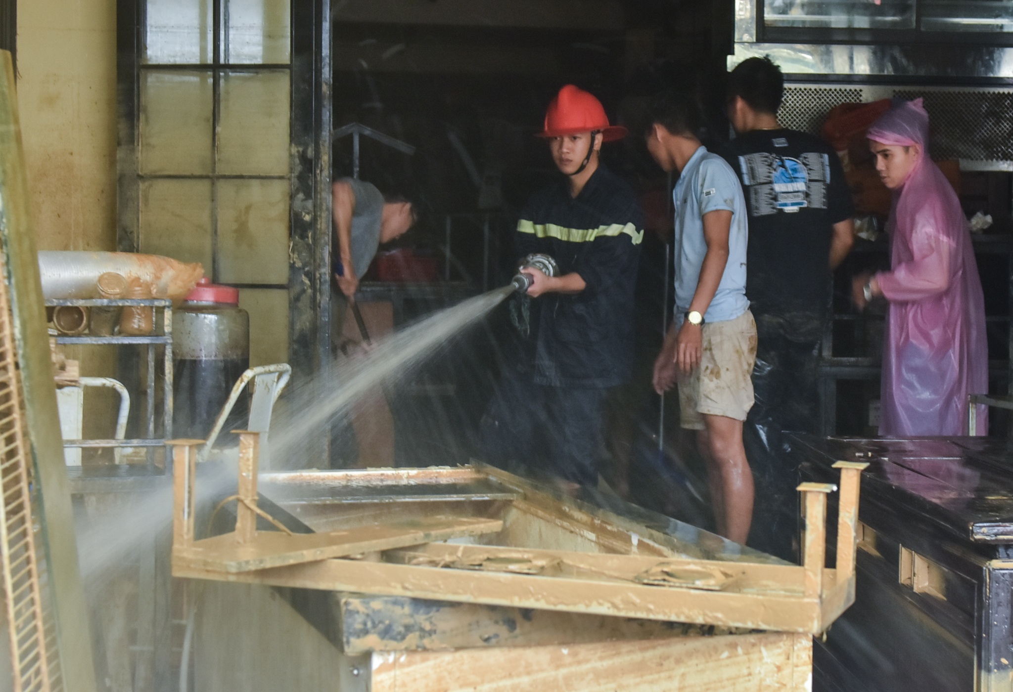 Canh sat chua chay don bun sau lu phuc vu APEC anh 5