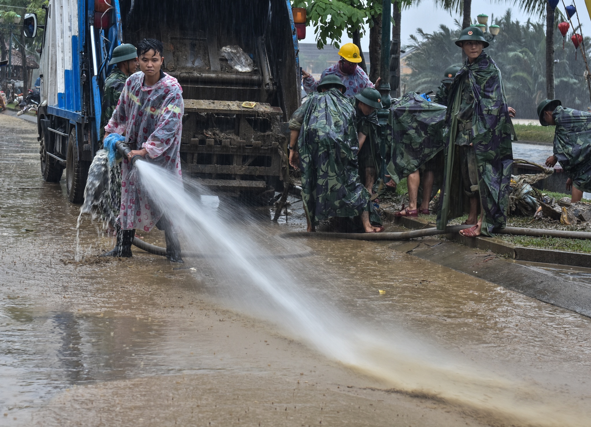 Canh sat chua chay don bun sau lu phuc vu APEC anh 6