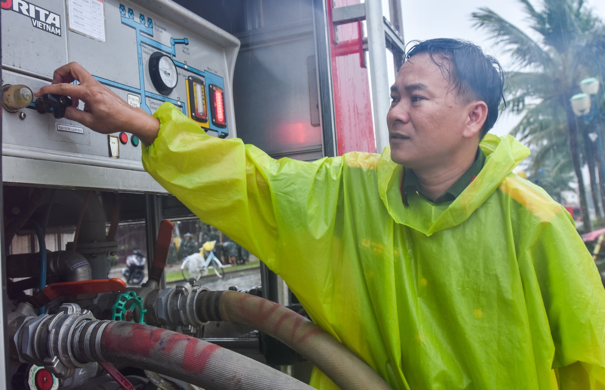 Canh sat chua chay don bun sau lu phuc vu APEC anh 7