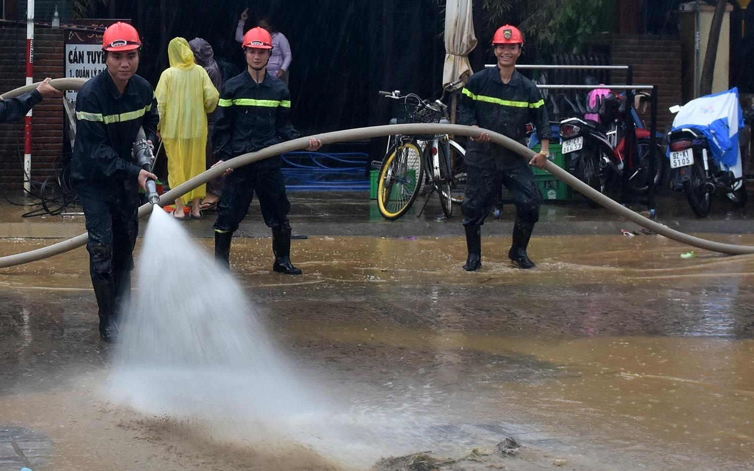 Canh sat dam mua don bun sau lu o Hoi An phuc vu APEC hinh anh