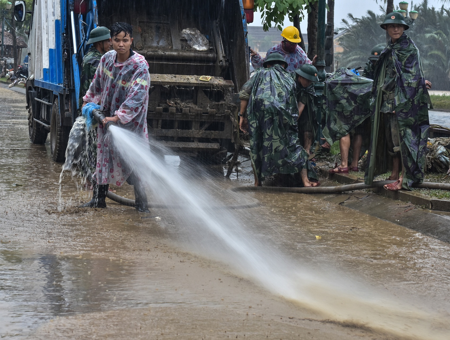 Hang tram canh sat don ve sinh duong pho sau lu phuc vu APEC hinh anh