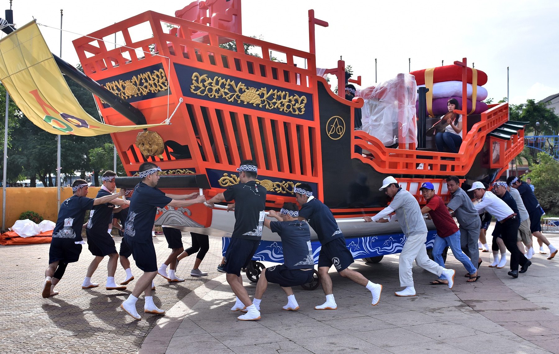 Nghe si Viet - Nhat tap luyen de tai hien dam cuoi cong chua Ngoc Hoa hinh anh