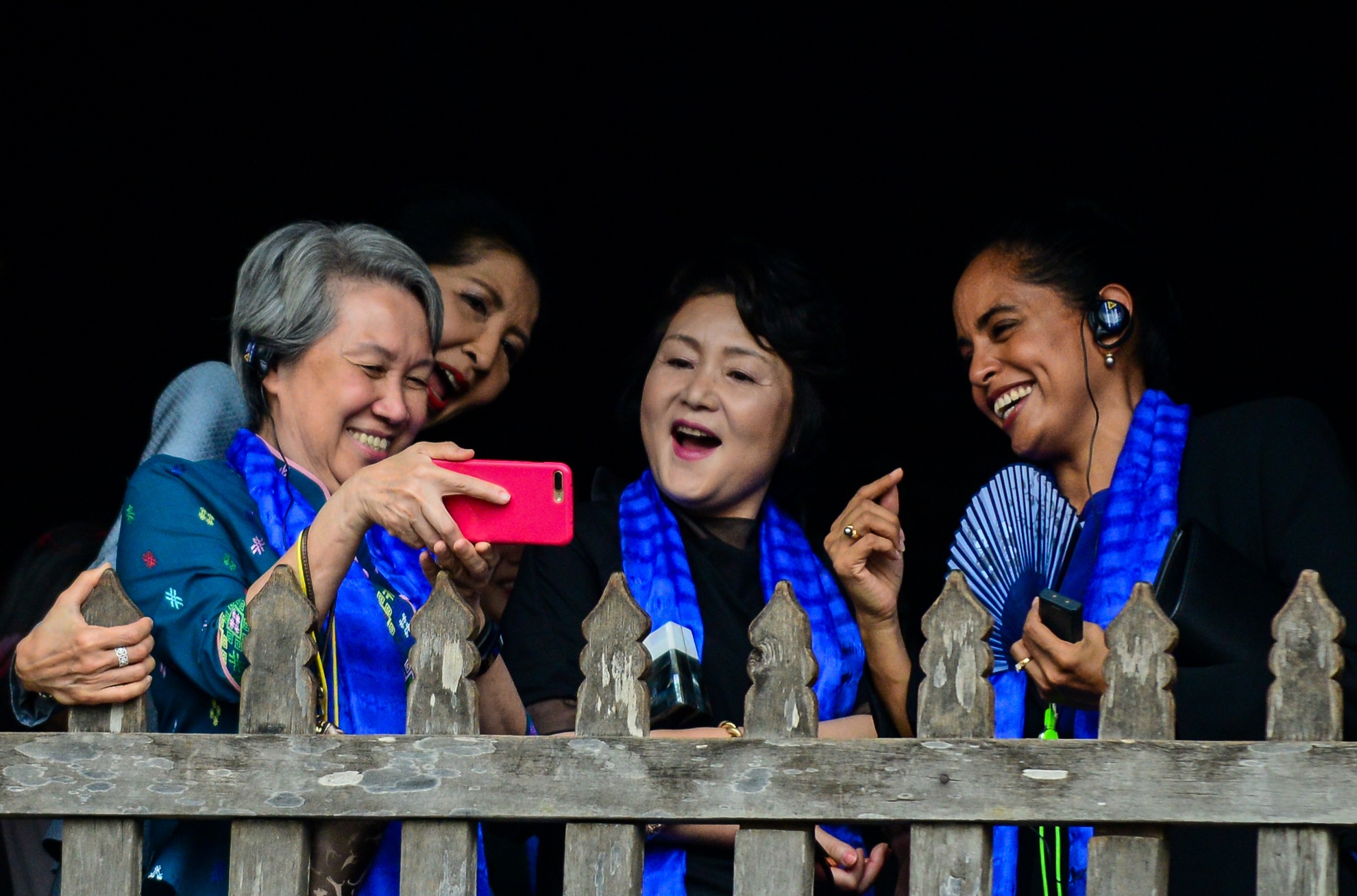 Phu nhan lanh dao cap cao APEC selfie o Hoi An hinh anh