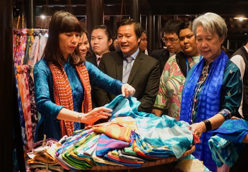 Phu nhan lanh dao cap cao APEC mua lua to tam Hoi An lam qua luu niem hinh anh