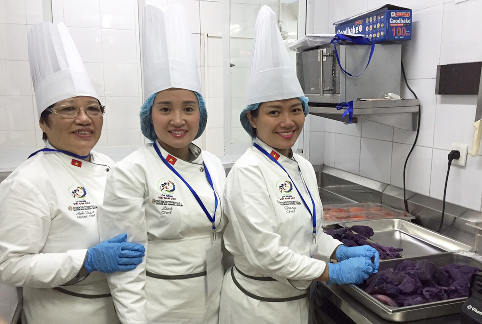 Ba me con cung vao bep phuc vu lanh dao cap cao APEC anh 2