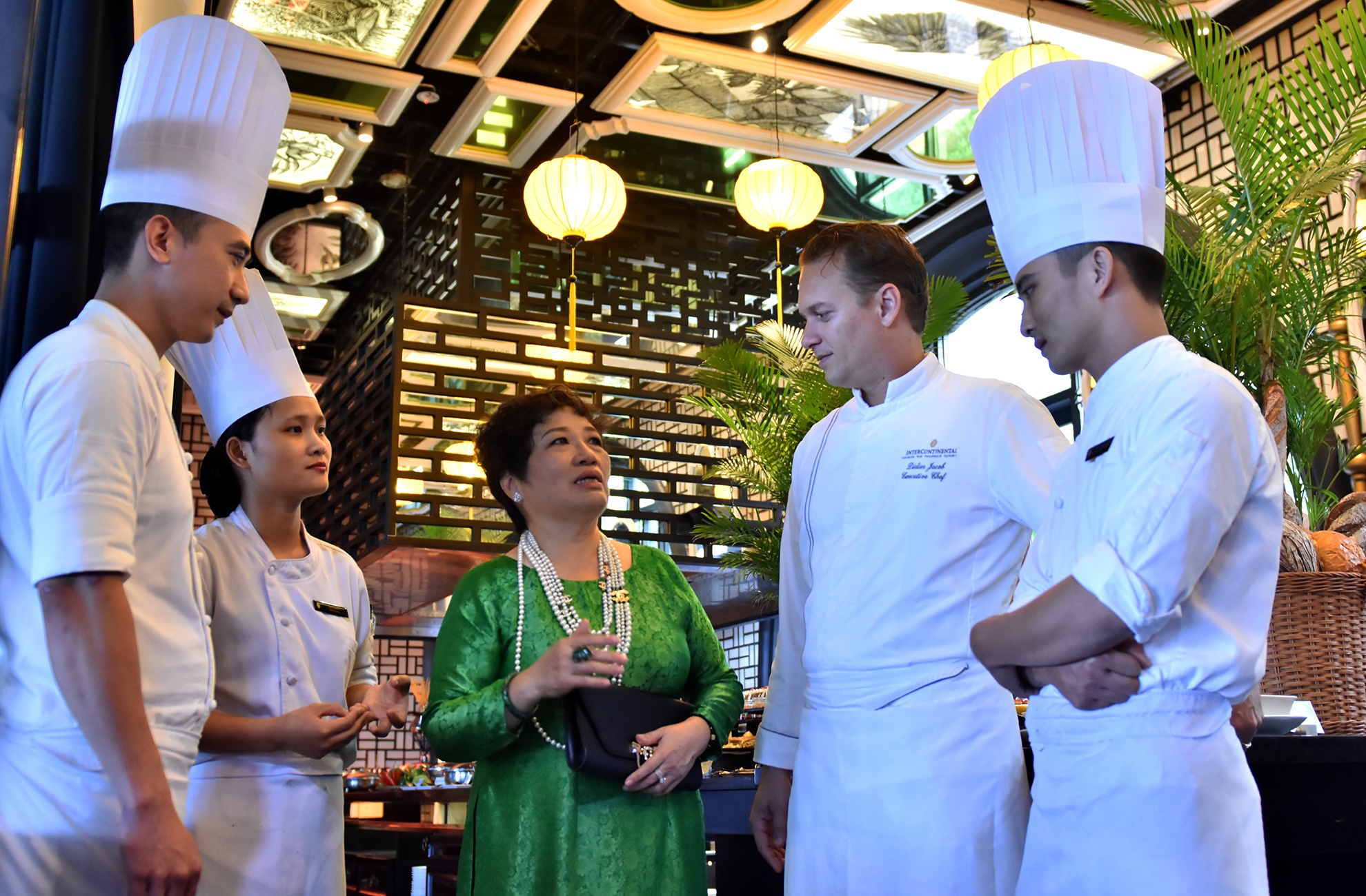 Ba me con cung vao bep phuc vu lanh dao cap cao APEC anh 1