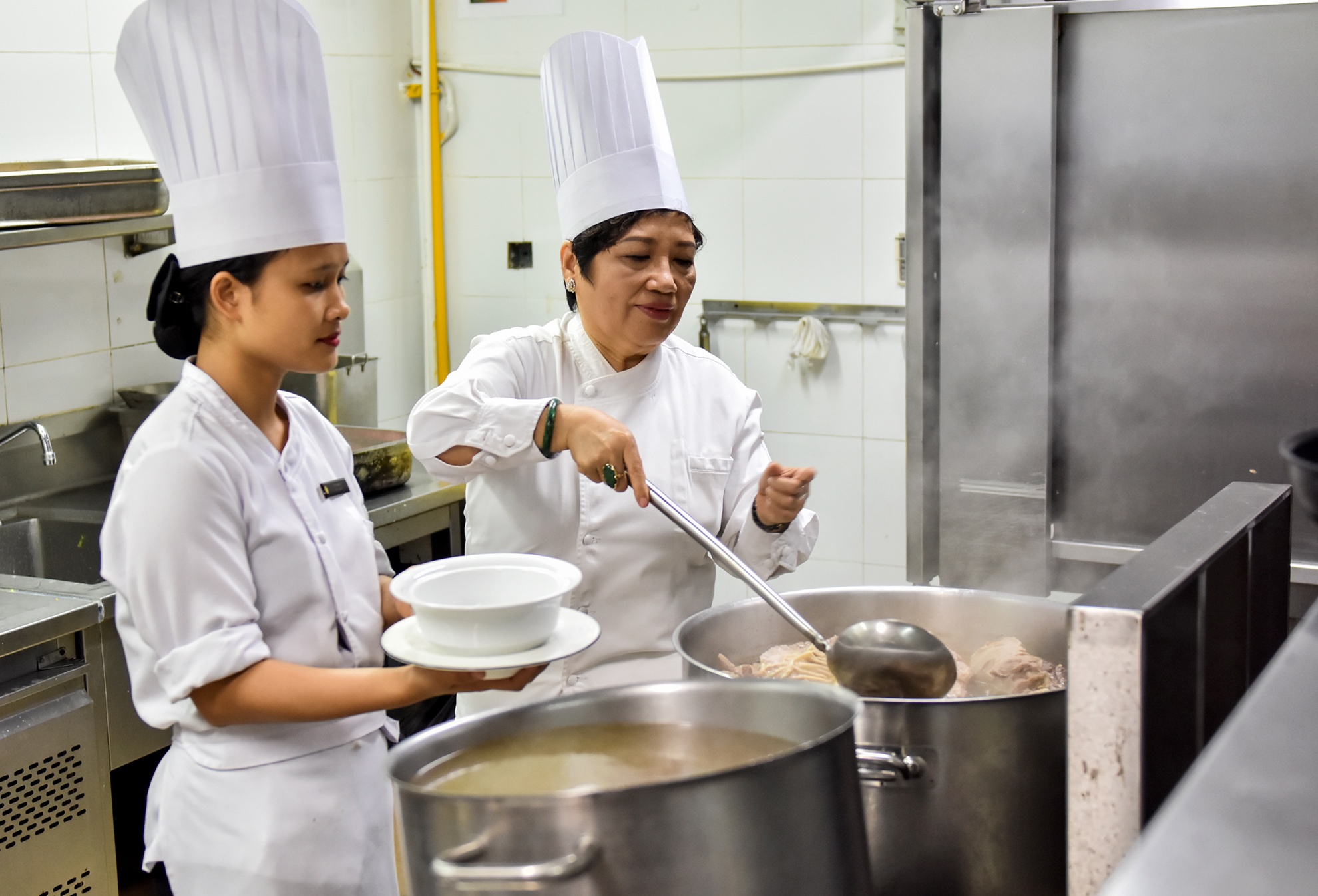 Ba me con cung vao bep phuc vu lanh dao cap cao APEC anh 4