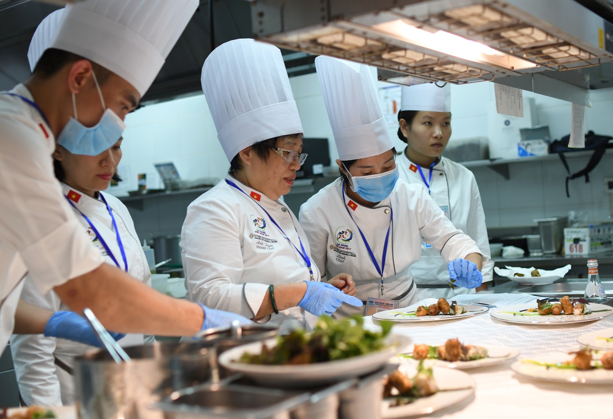 Ba me con cung vao bep phuc vu lanh dao cap cao APEC anh 6