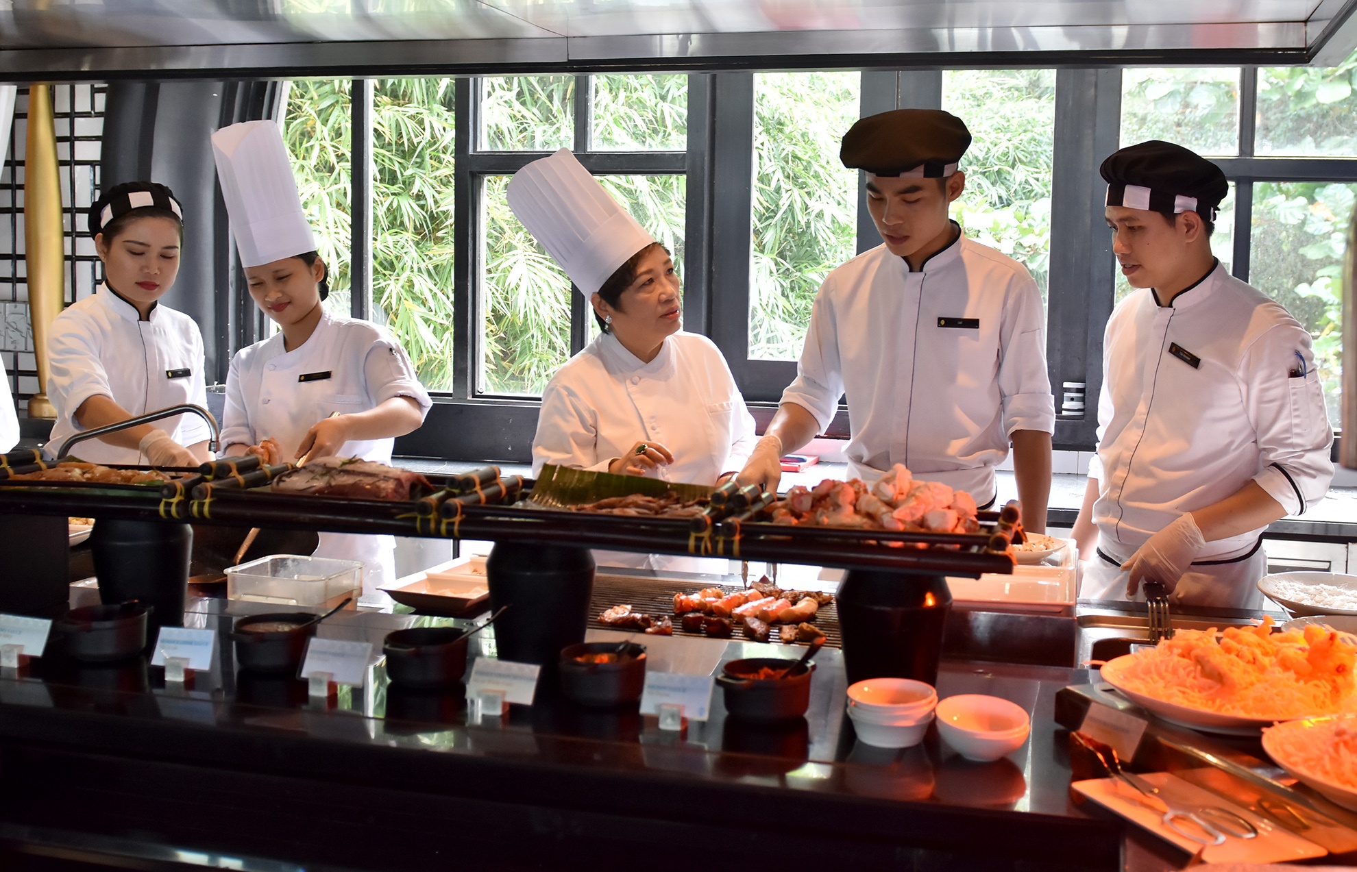 Ba me con cung vao bep phuc vu lanh dao cap cao APEC anh 7