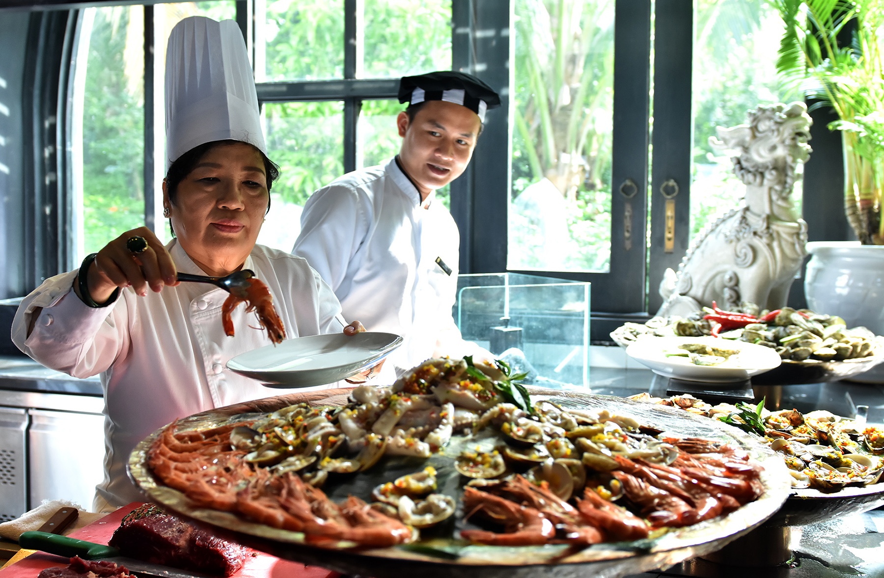 Hau truong nau tiec trua cho lanh dao APEC hinh anh