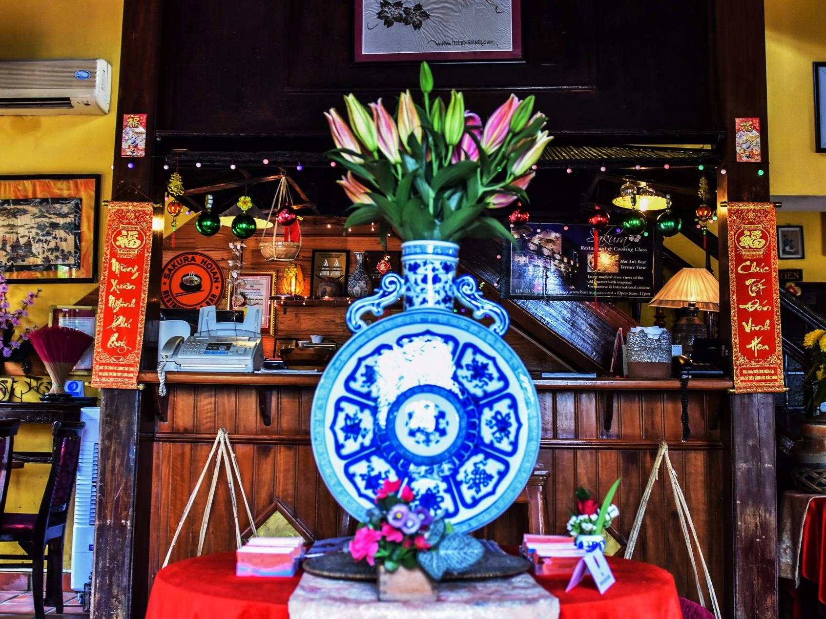 Nha hang hai Thu tuong Viet - Nhat an toi o pho co Hoi An hinh anh