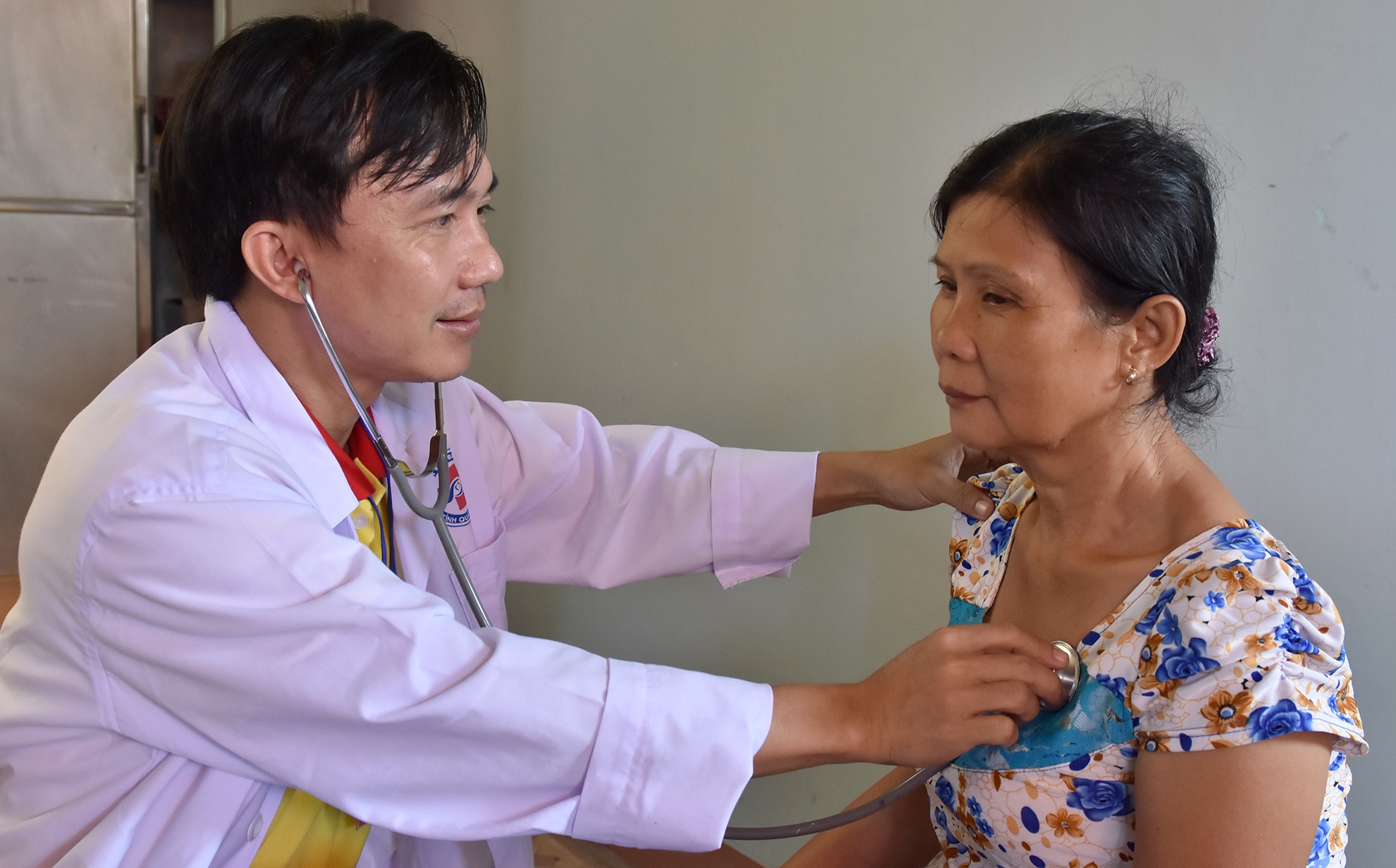 Hàng chục bác sĩ tình nguyện khám bệnh cho dân vùng lũ ảnh 1 Hang chuc bac si tinh nguyen kham benh cho dan vung lu anh 1