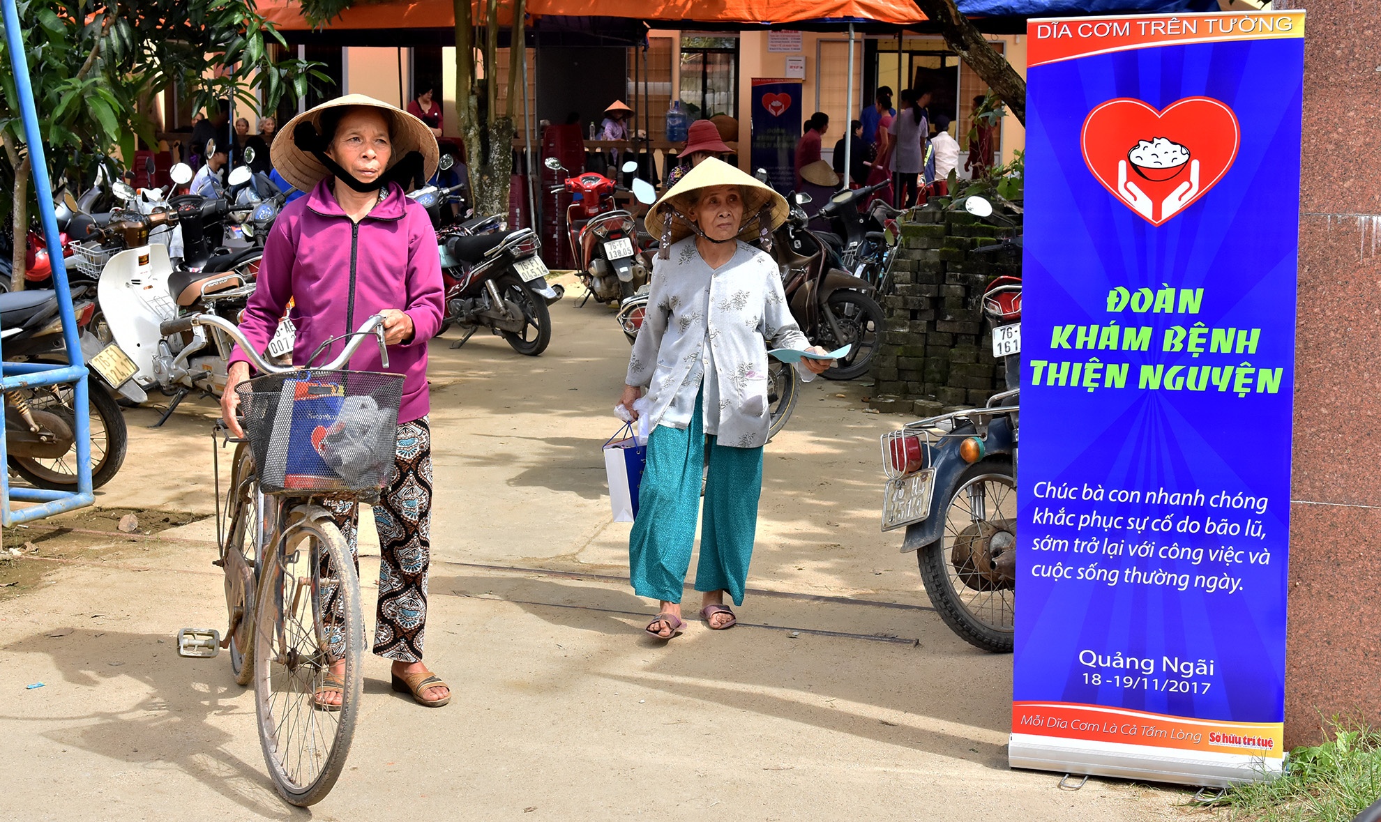 Hàng chục bác sĩ tình nguyện khám bệnh cho dân vùng lũ ảnh 2 Hang chuc bac si tinh nguyen kham benh cho dan vung lu anh 2