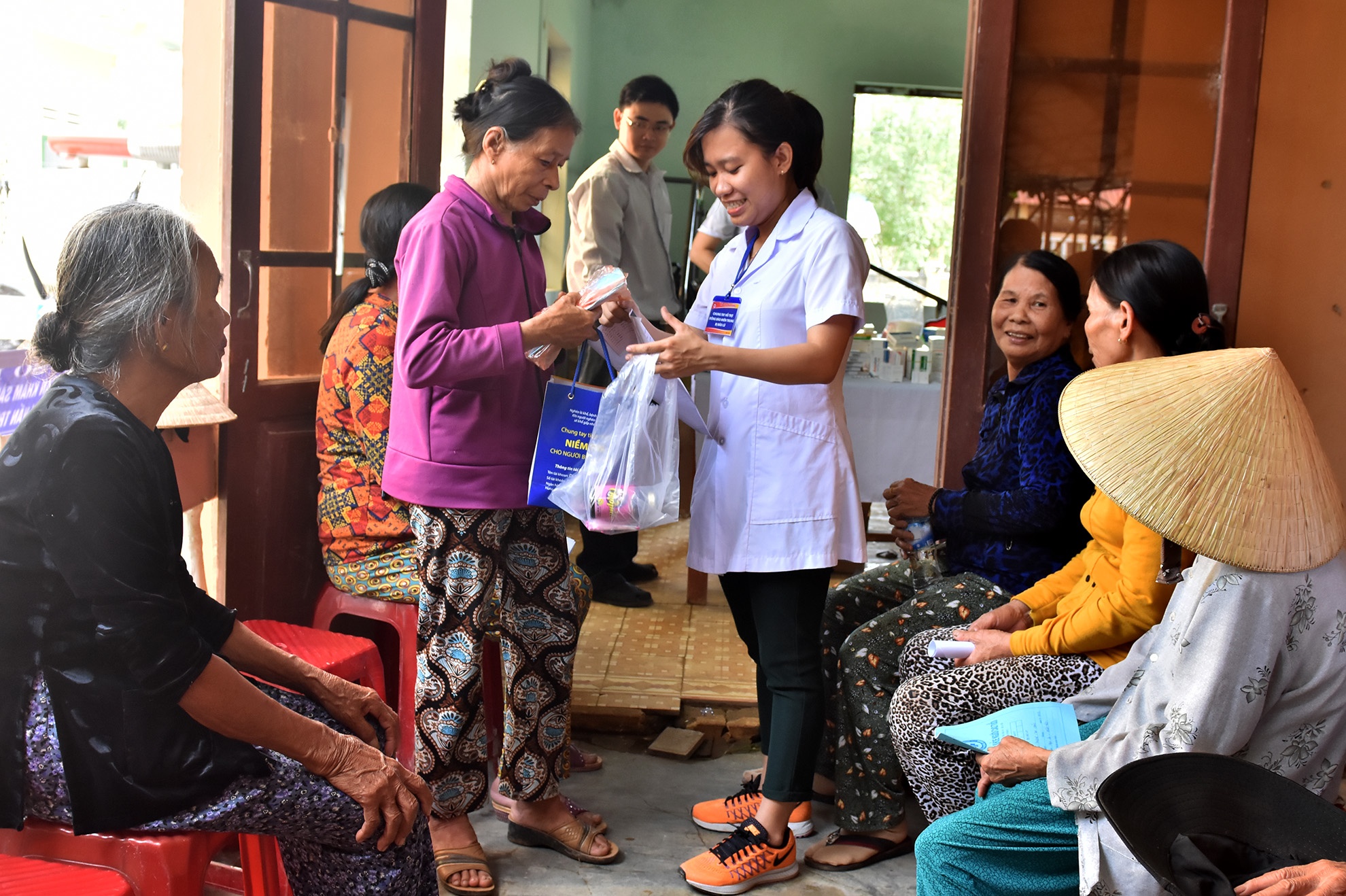 Hang chuc y, bac si tinh nguyen kham benh mien phi cho dan vung lu hinh anh