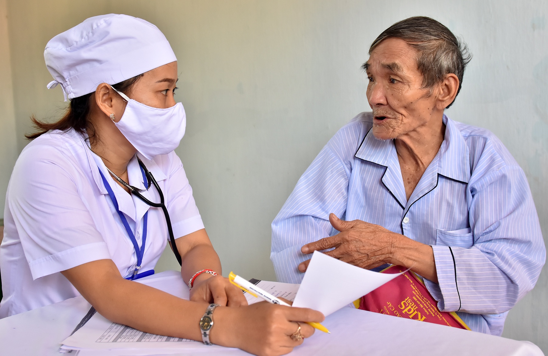 Hang chuc y, bac si tinh nguyen kham benh mien phi cho dan vung lu hinh anh