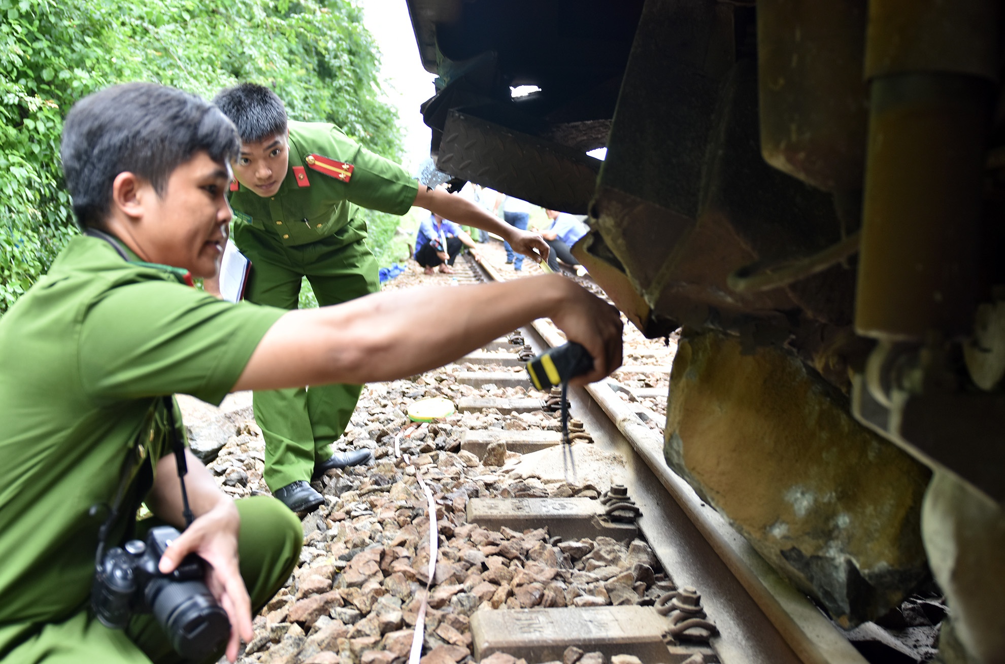 Núi lở, đường sắt Bắc- Nam lại tê liệt ảnh 2 Nui lo, duong sat Bac- Nam lai te liet anh 2