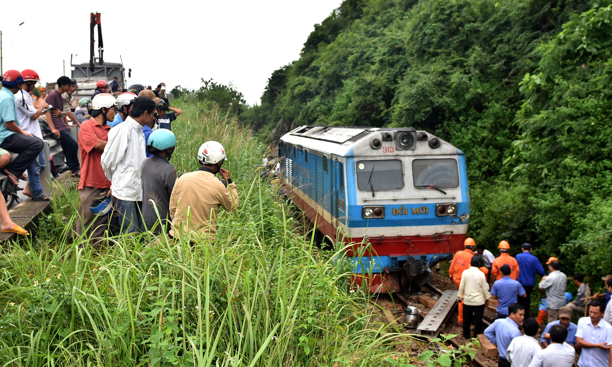 Núi lở, đường sắt Bắc- Nam lại tê liệt ảnh 1 Nui lo, duong sat Bac- Nam lai te liet anh 1