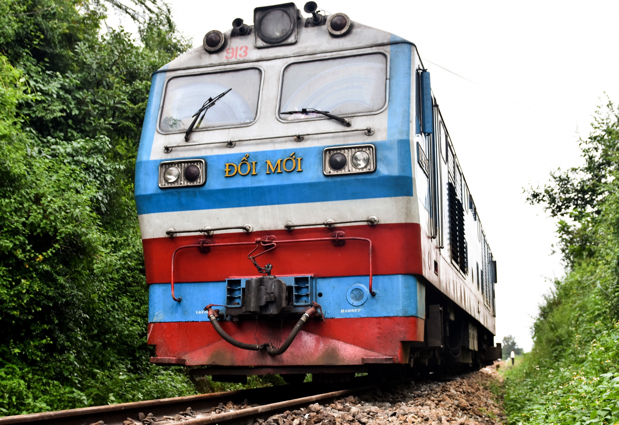 6 gio cuu ho tau trat banh tren duong sat Bac - Nam hinh anh