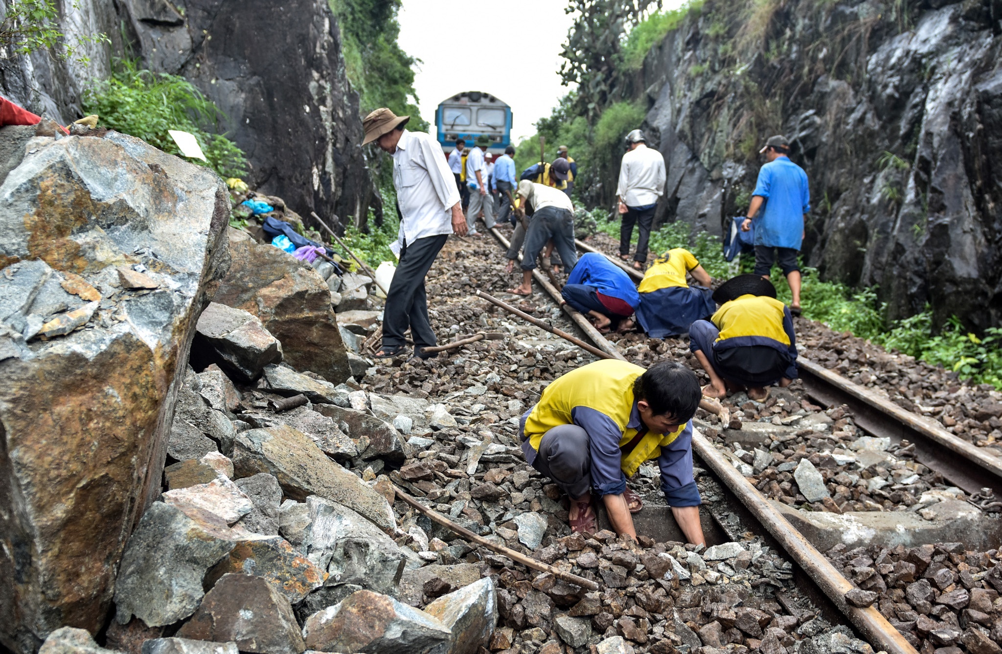 Duong sat Bac-Nam te liet anh 8