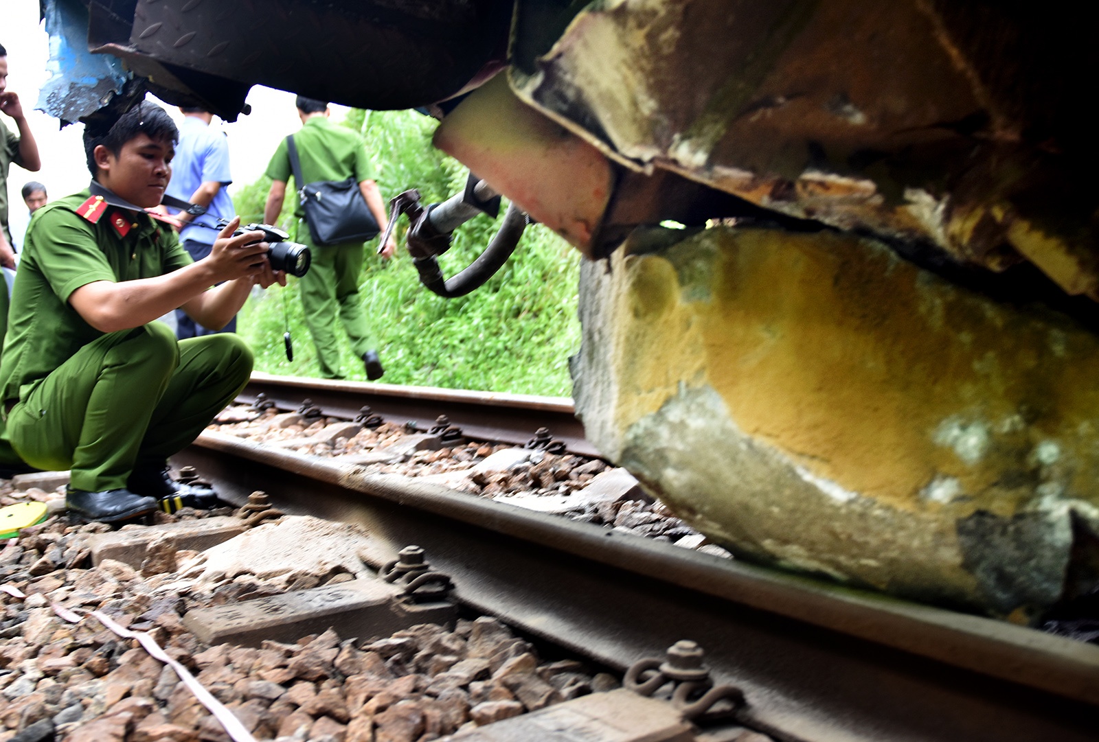 Nui lo, duong sat Bac - Nam tiep tuc bi te liet hinh anh