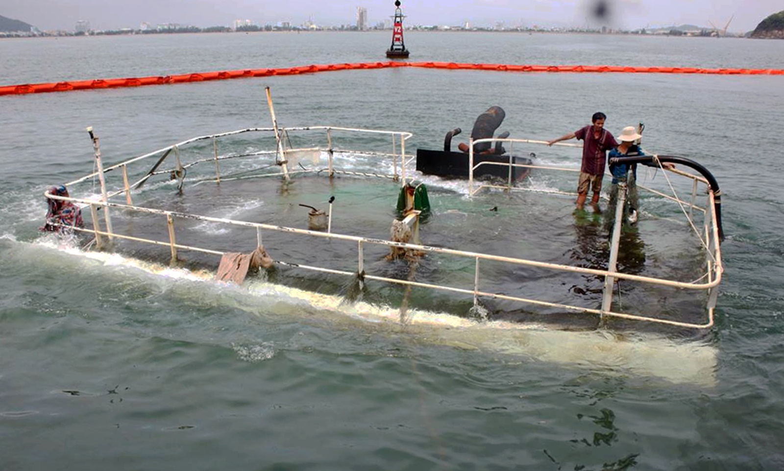 'Nghia dia' tau hang chim khien container chong chat o cang Quy Nhon hinh anh