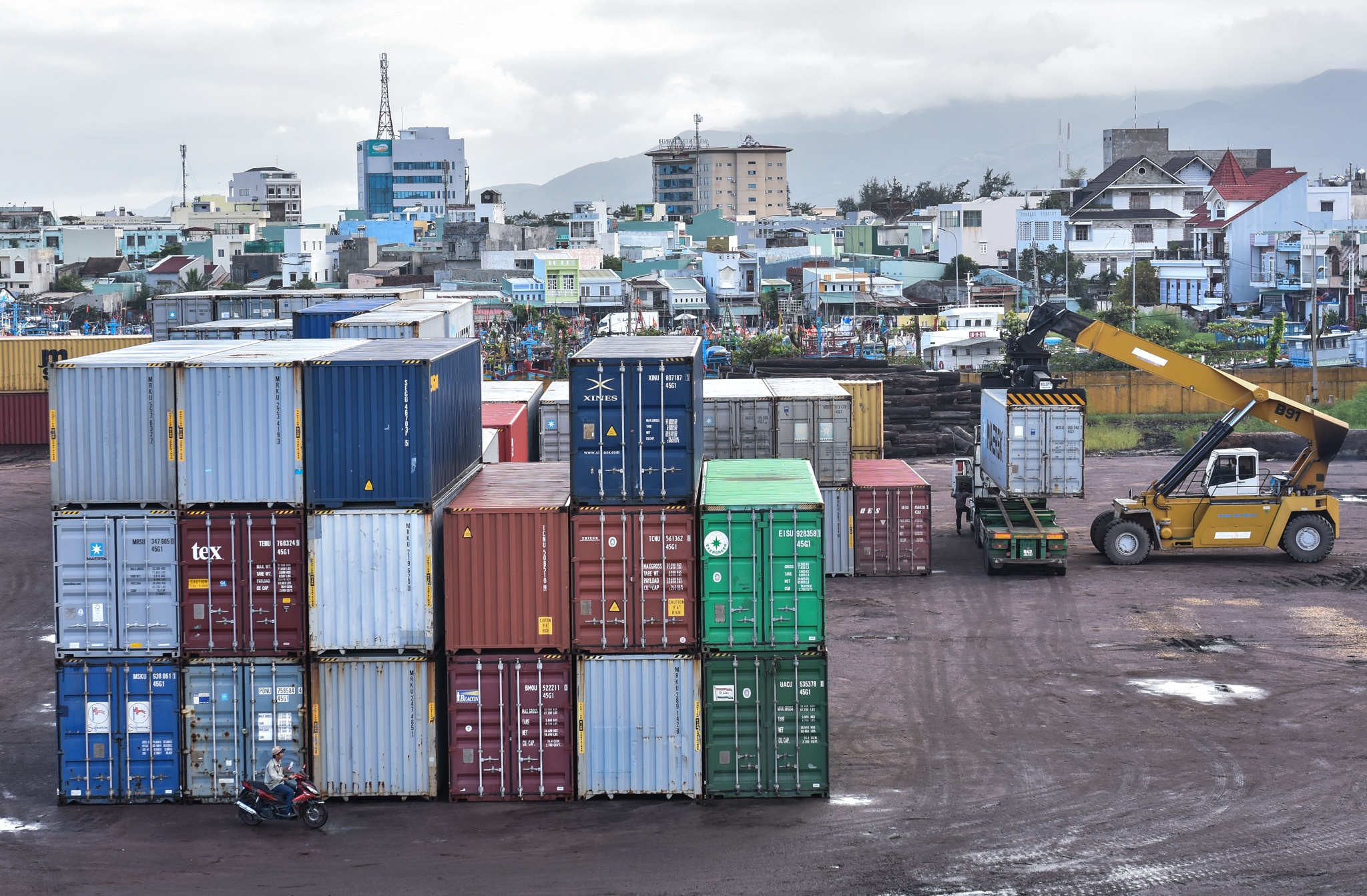 Hon 1.500 container hang un u o cang Quy Nhon hinh anh