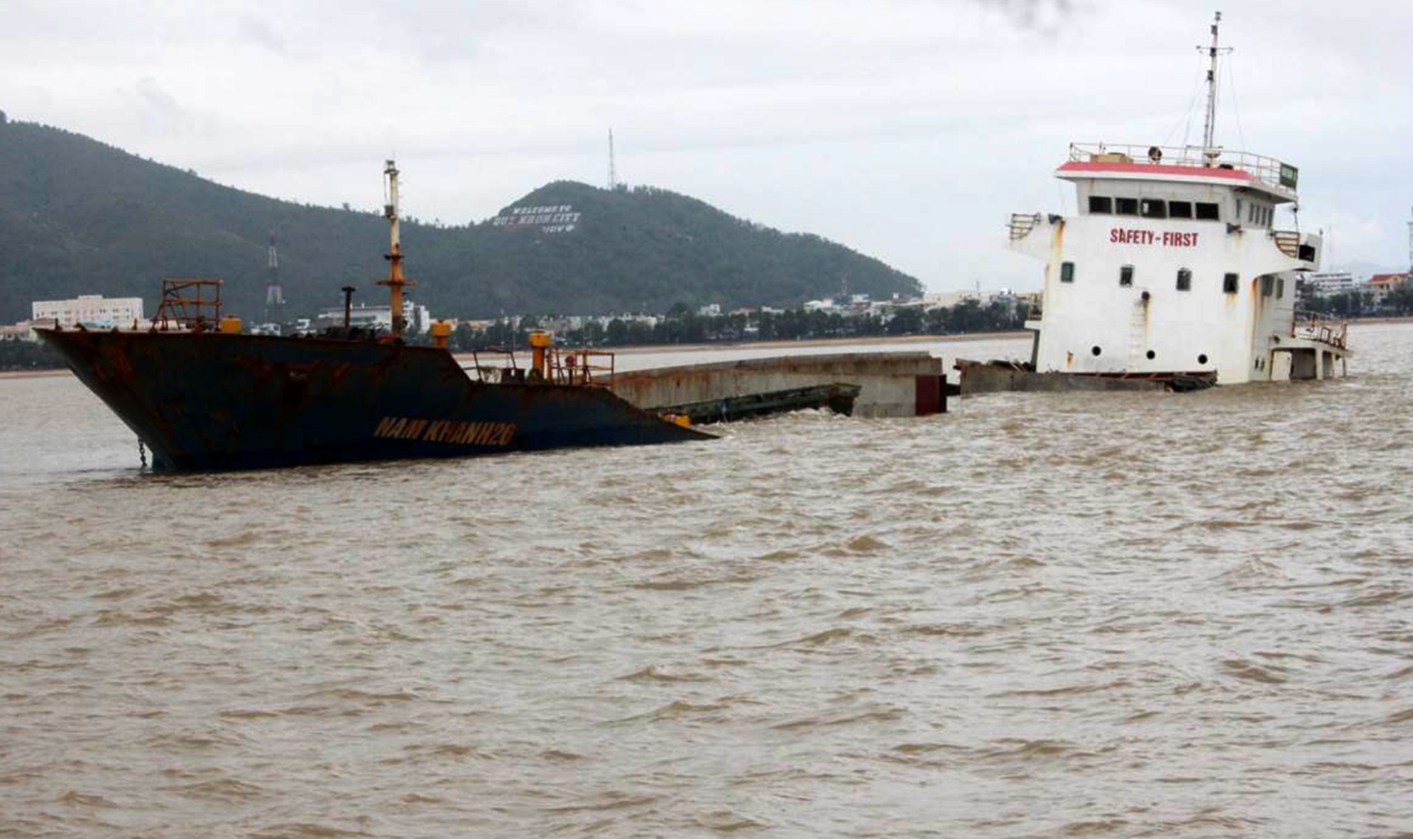 'Nghia dia' tau chim: Nghi thuyen vien con ket trong cabin tau Jupiter hinh anh