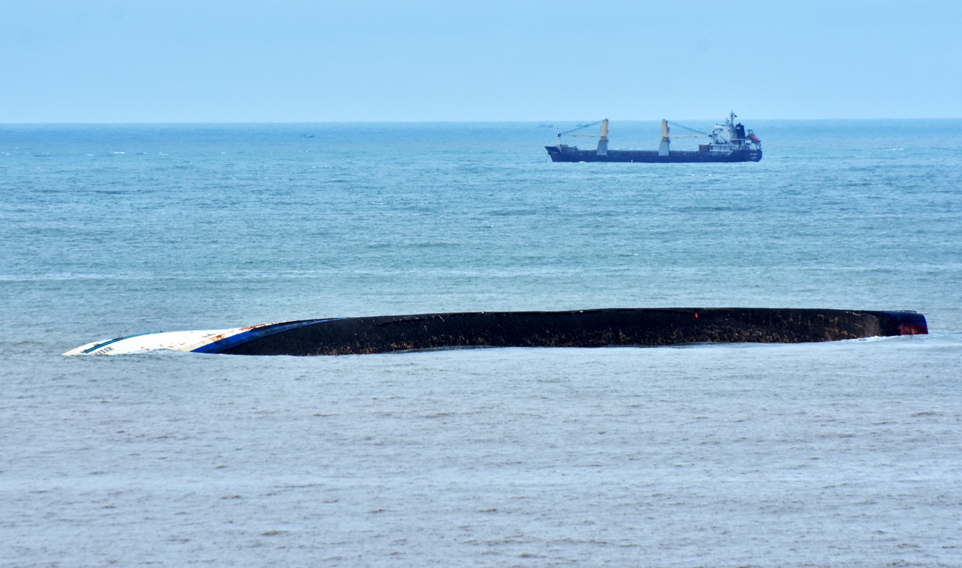 'Nghia dia' tau chim: Nghi van con nguoi ket trong cabin tau Jupiter hinh anh