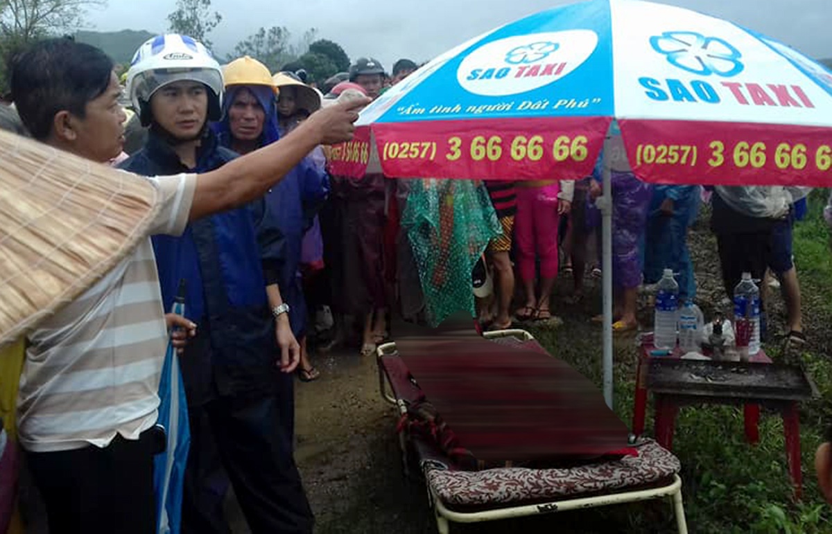 Tìm thấy hai người bị lũ cuốn trôi ở miền Trung ảnh 1 Tim thay hai nguoi bi lu cuon troi o mien Trung anh 1