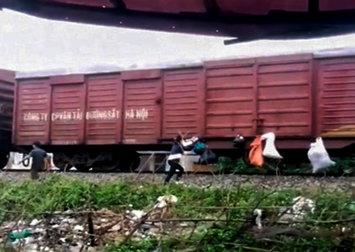 Vo chong 'treo' rac len tau hoa bi phat 3 trieu dong hinh anh