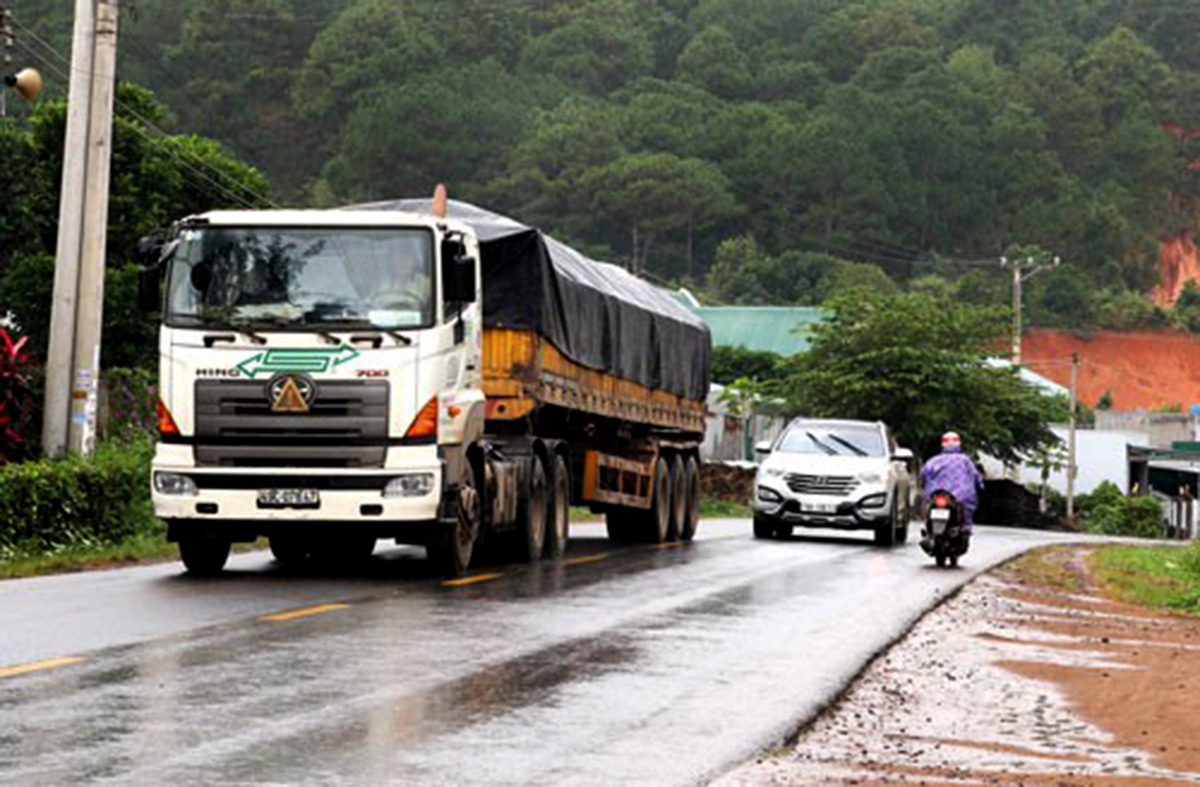 Xe cho Alumin 'thu nghiem' pha duong hinh anh