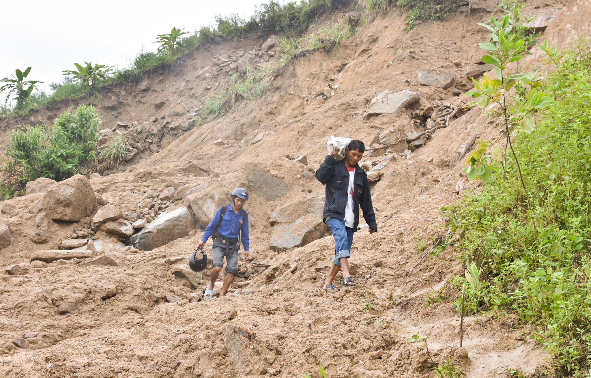 Song trong so hai duoi chan nui lo anh 9