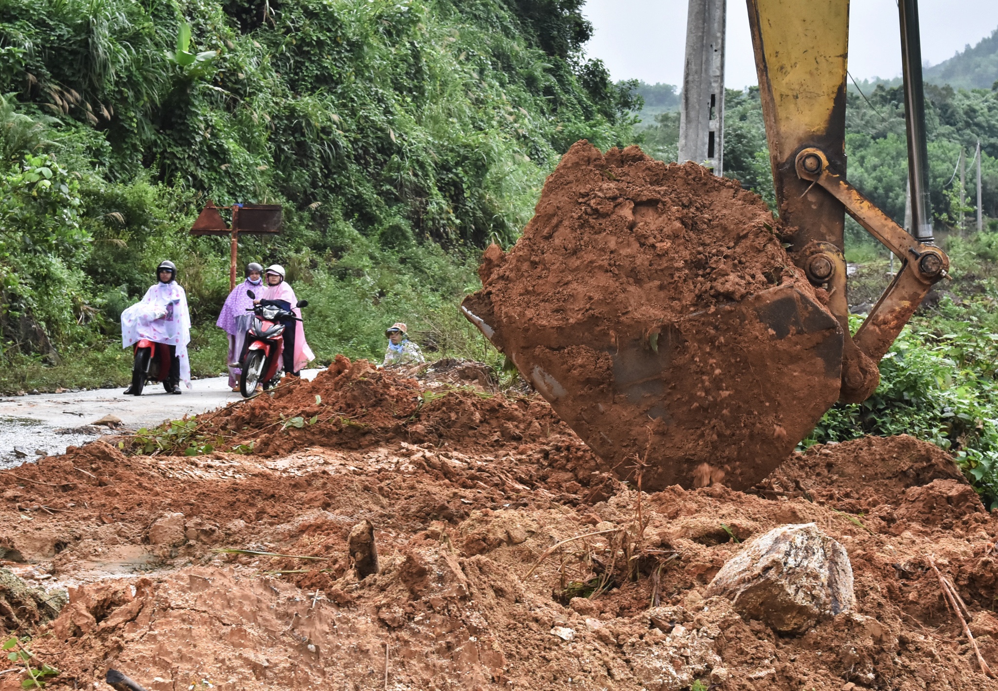 Song trong so hai duoi chan nui lo anh 10