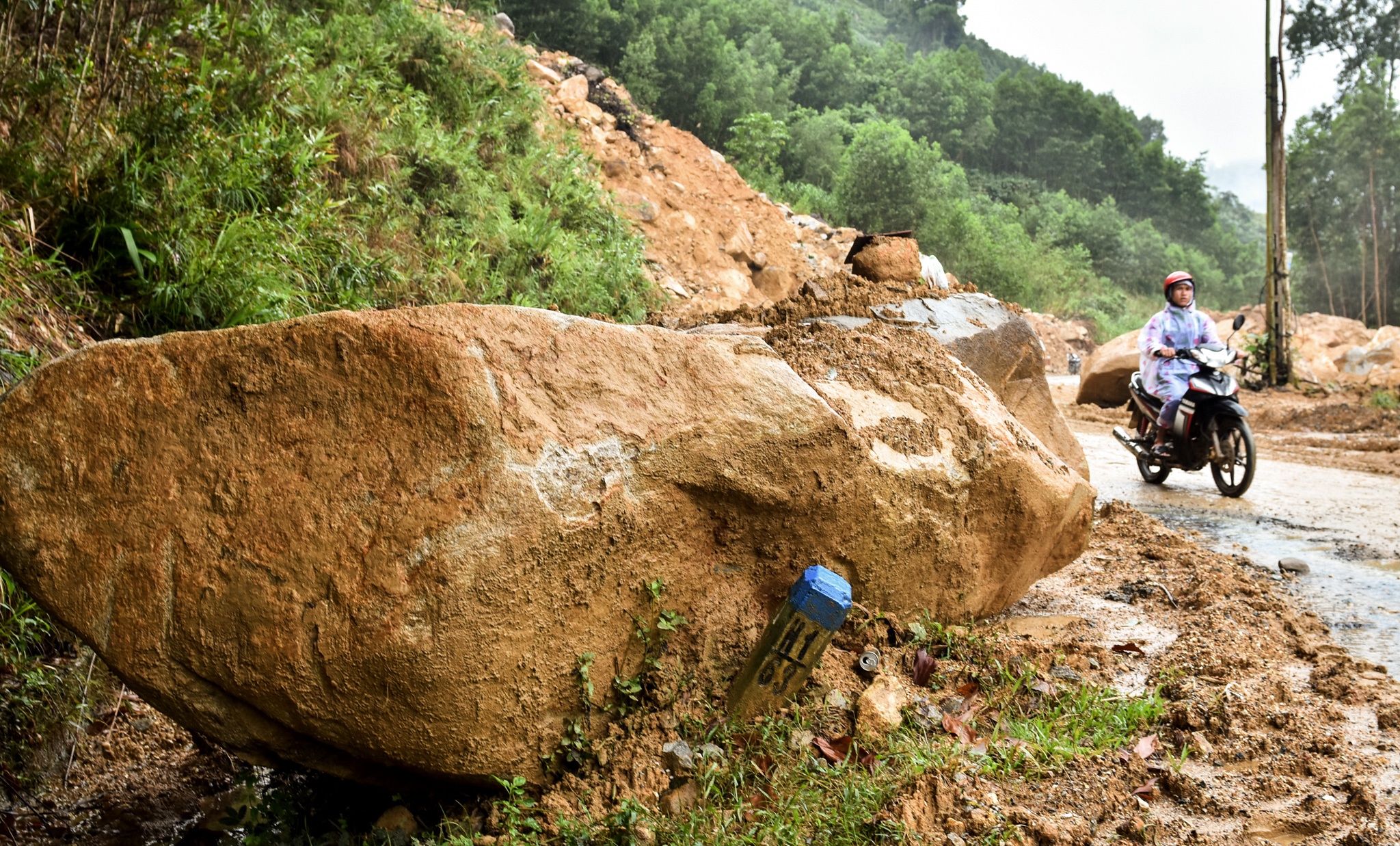 Song trong so hai duoi chan nui lo anh 11