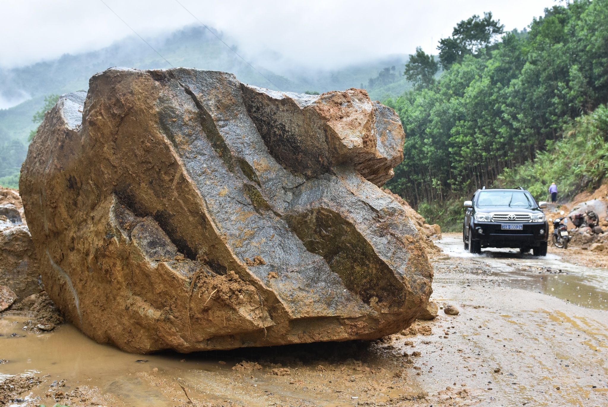 Song trong so hai duoi chan nui lo anh 12