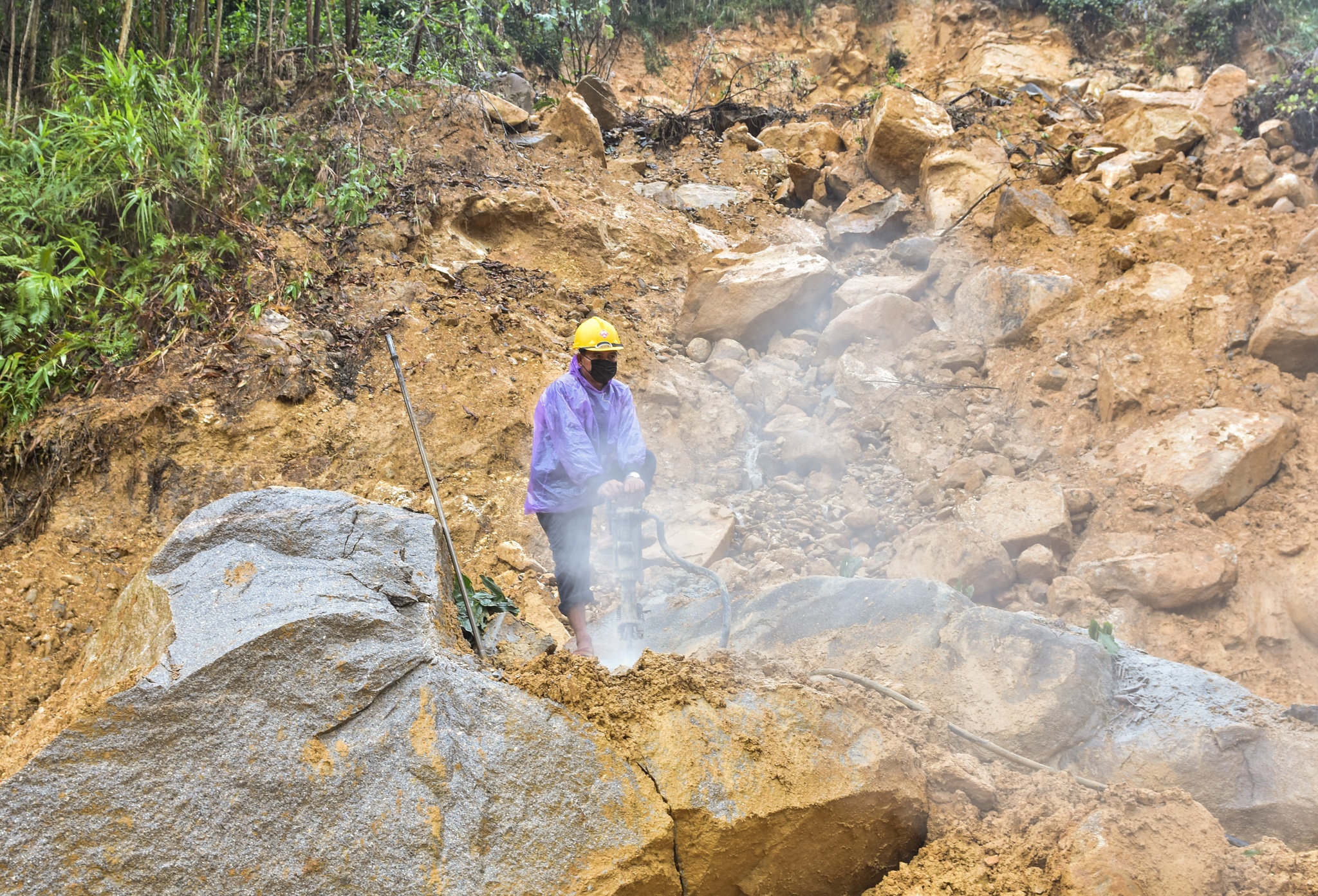 Song trong so hai duoi chan nui lo anh 14