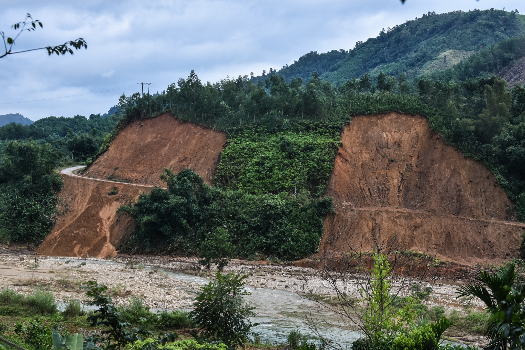 Song trong so hai duoi chan nui lo anh 1