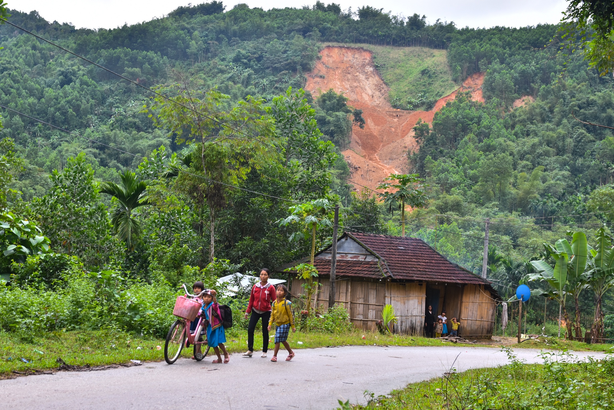 Song trong so hai duoi chan nui lo anh 2