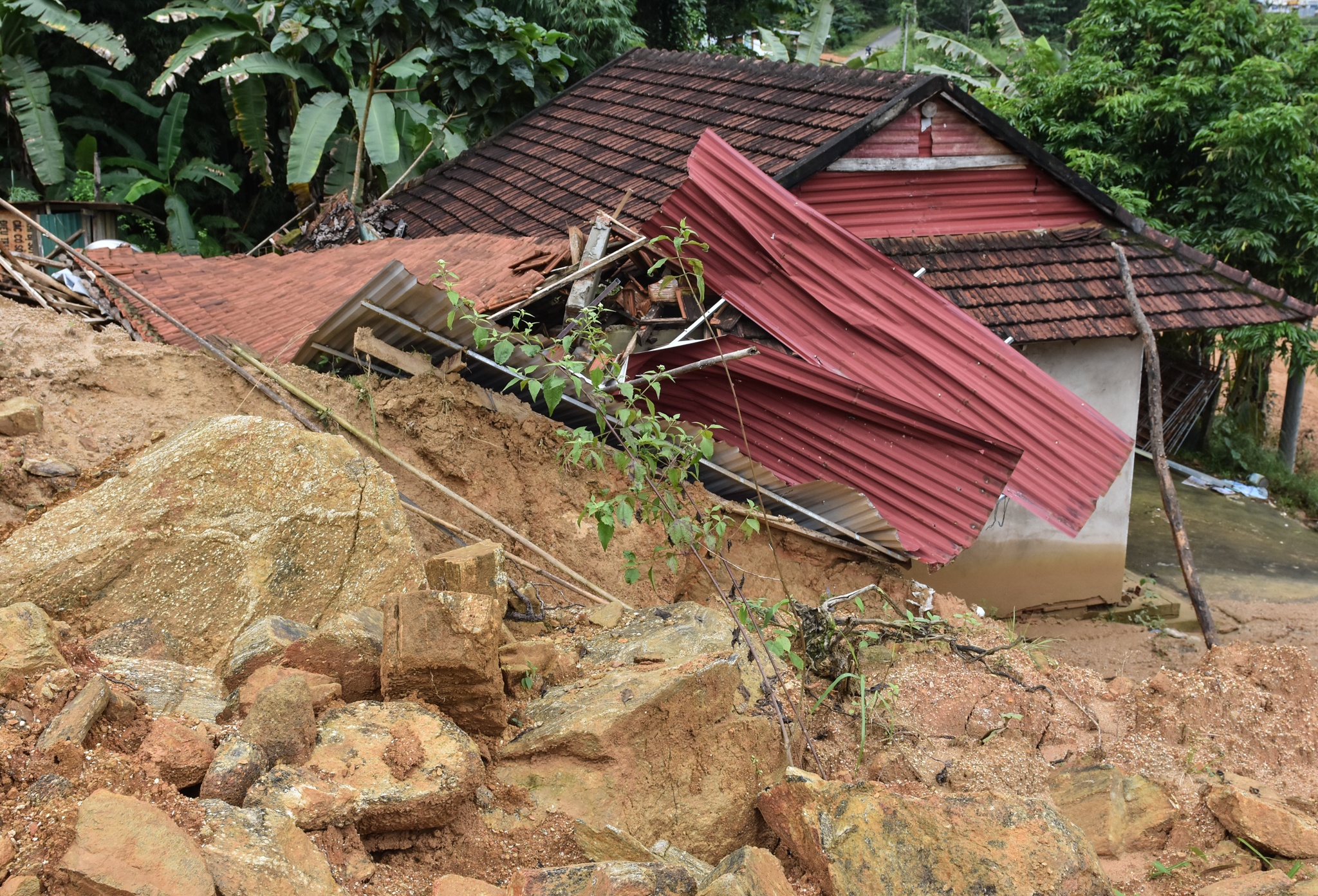 Song trong so hai duoi chan nui lo anh 5