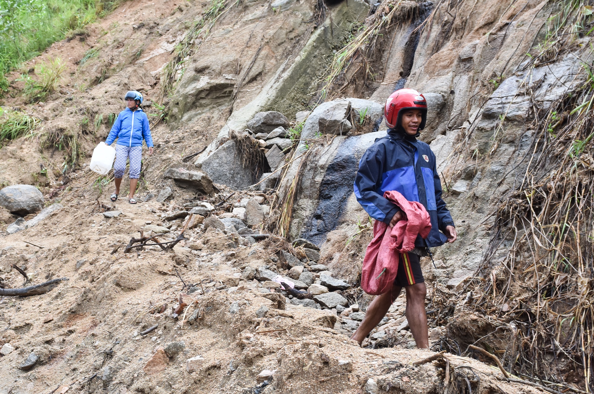 Song trong so hai duoi chan nui lo anh 8