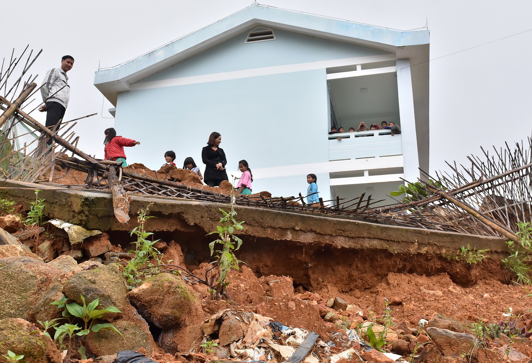 Hiem hoa lo nui rinh rap giao vien, hoc sinh vung cao Quang Ngai hinh anh