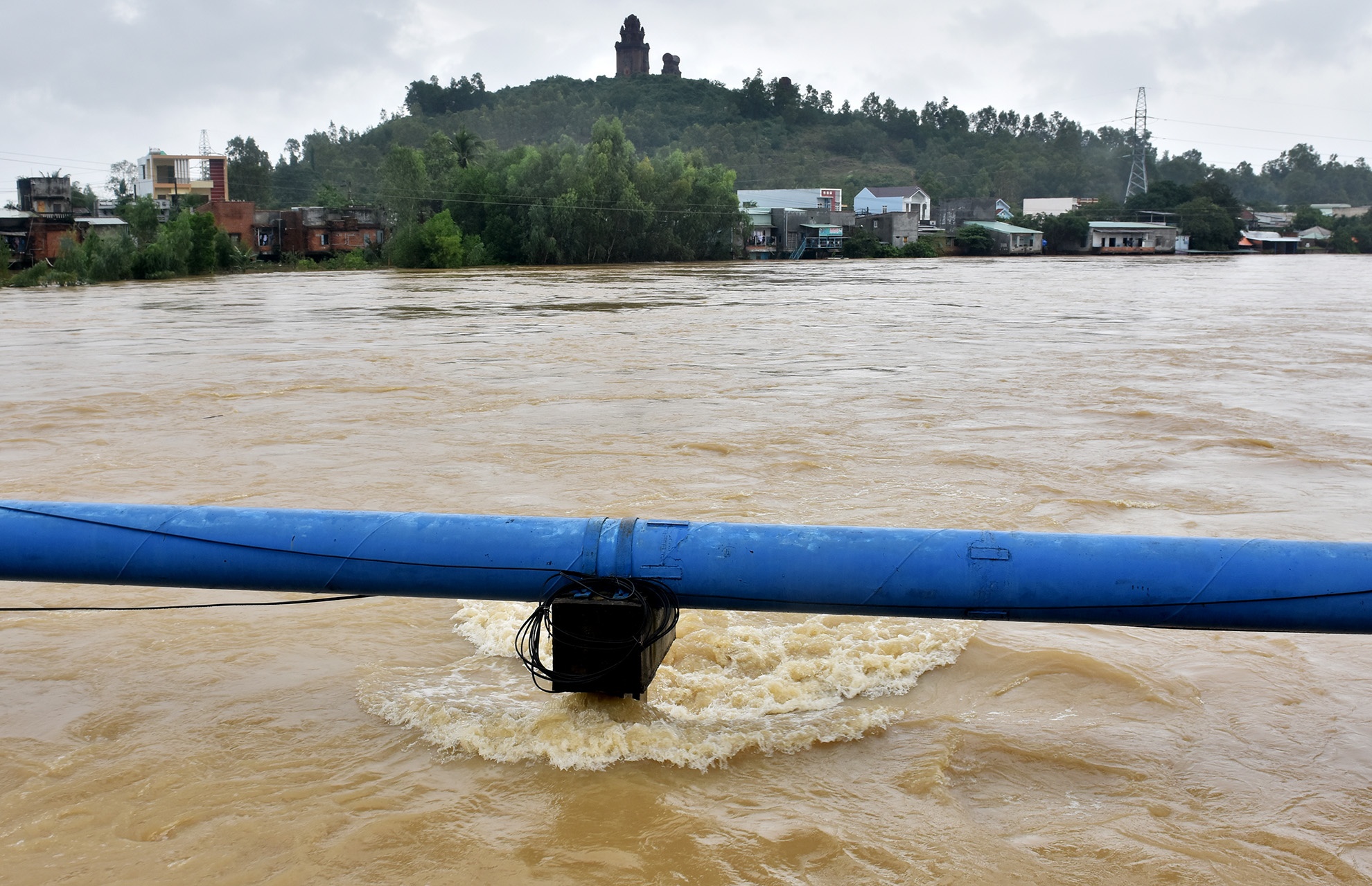 Binh Dinh lo lu lon gay hiem hoa 'vo de' hinh anh