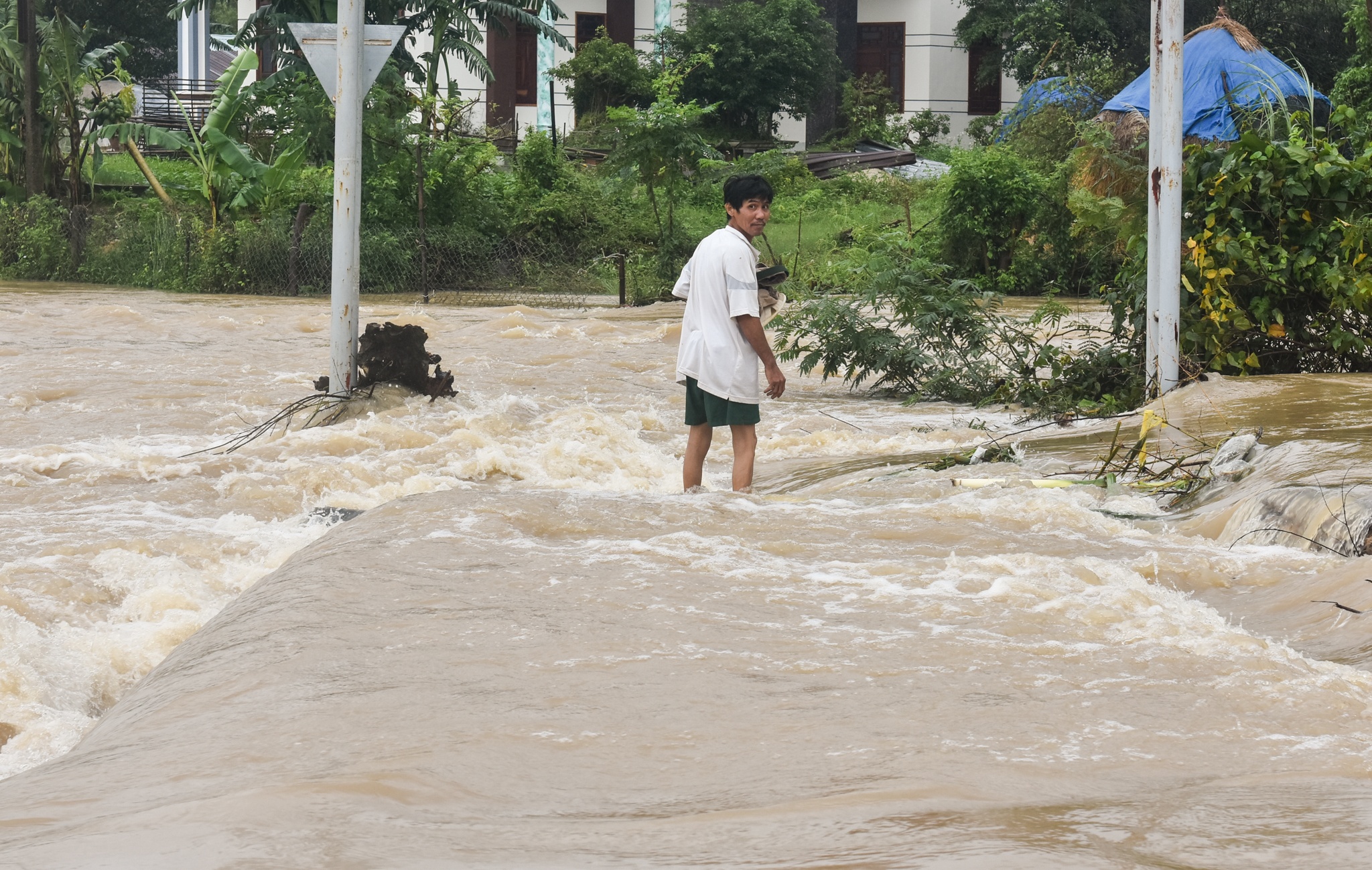 Dan Binh Dinh lieu minh bang qua duong ngap lu chay xiet hinh anh