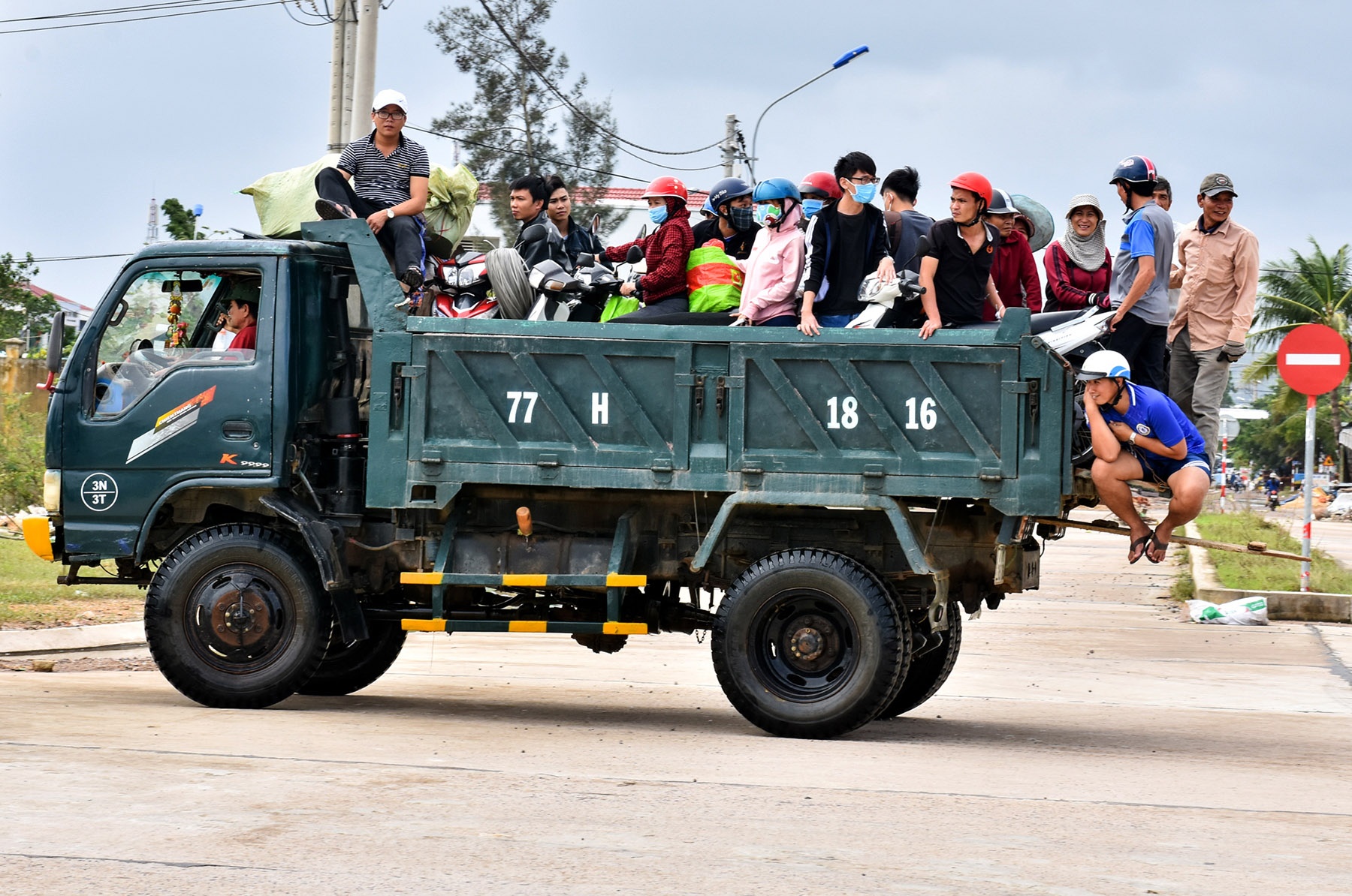 Dan khon kho du minh tren thung xe ben vuot lu muu sinh hinh anh