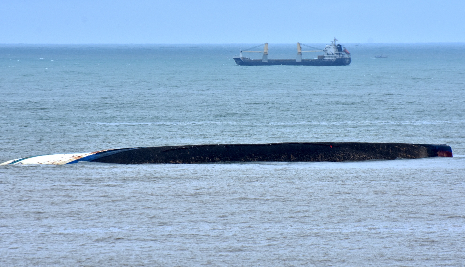 Con 5 thuyen vien mat tich trong vu 8 tau chim do bao so 12 - Damrey hinh anh