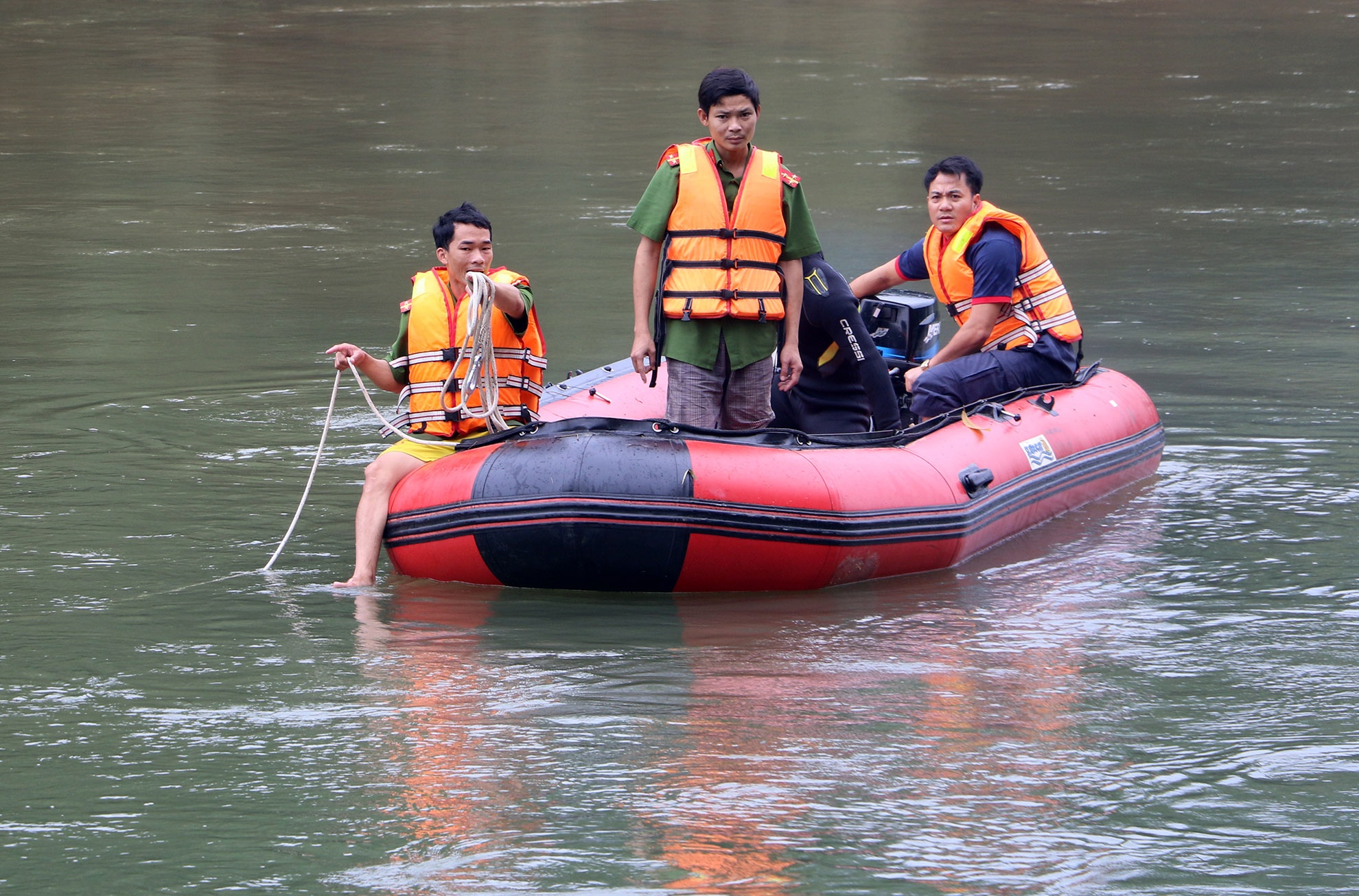 Bi duoi danh, nam thanh nien nhay xuong song mat tich hinh anh