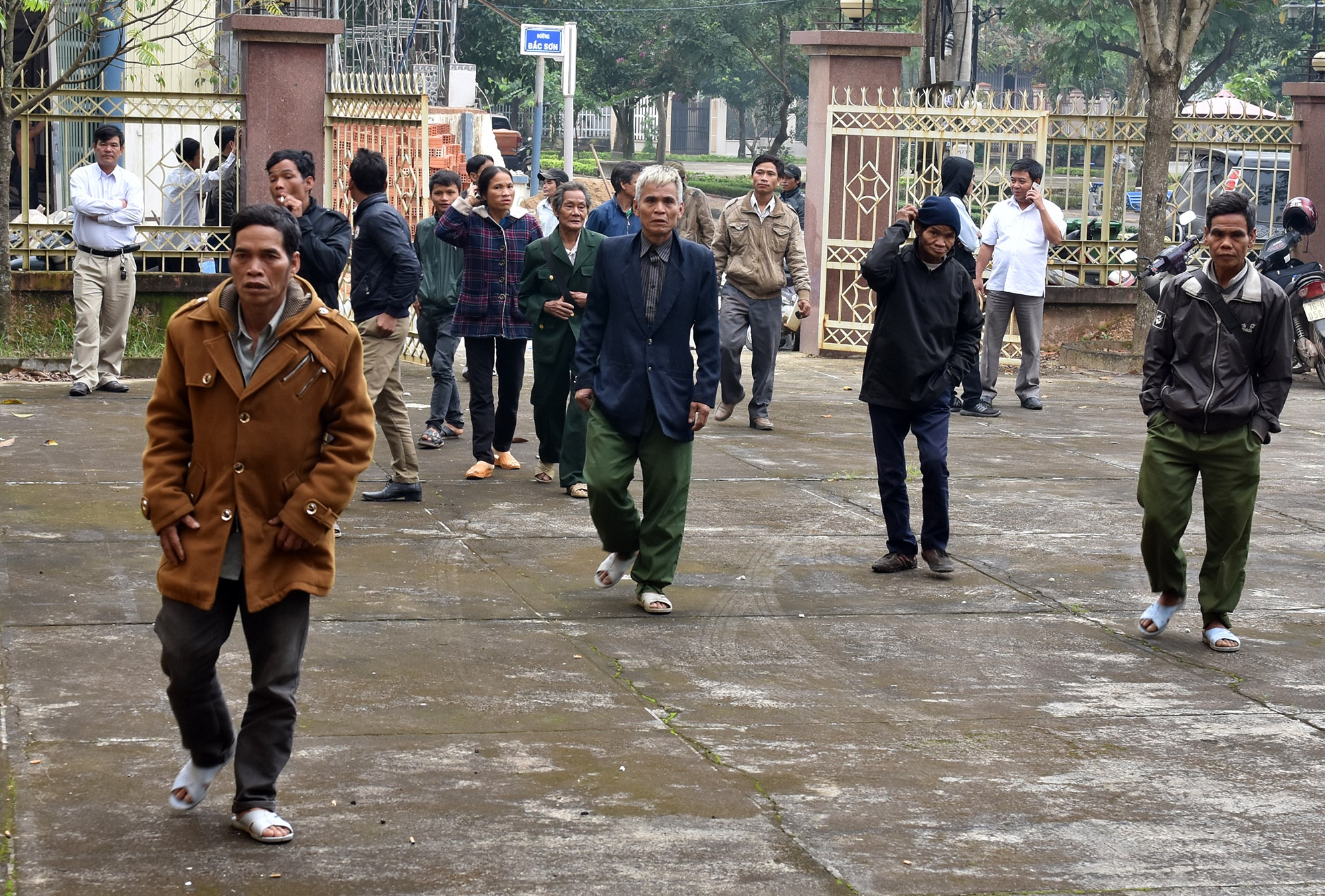 Dân vùng cao dự tòa ảnh 1 Dan vung cao du toa anh 1